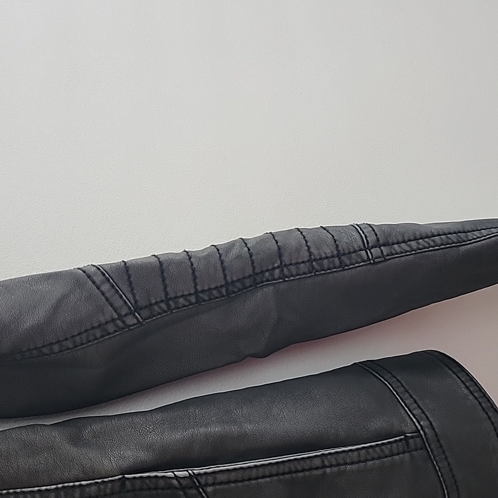 βΌοΈVERY RARE!βΌοΈ πβ€οΈ HOLLISTER PLEATHER MOTO JACKET β€οΈπ - Picture 4 of 16